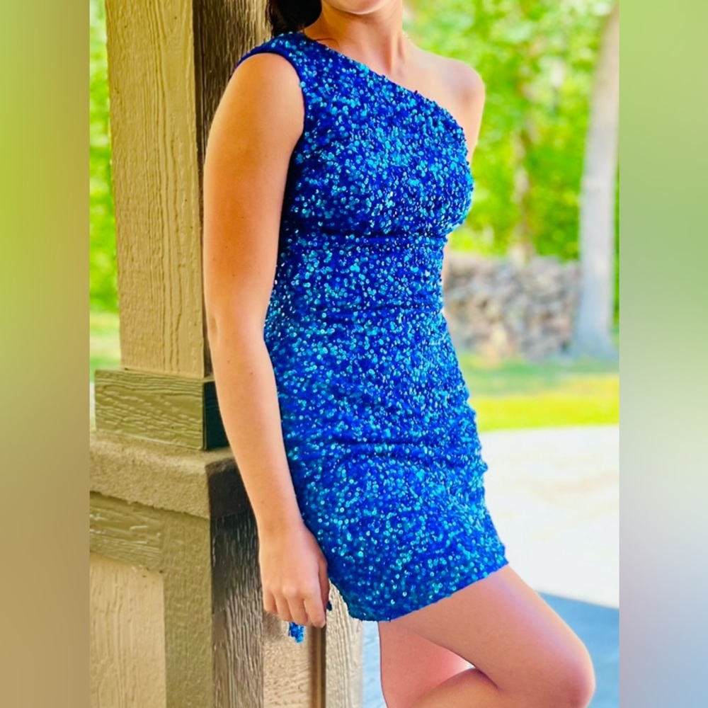 Ashley Lauren -peacock size 0 no alterations. $150.00 - extra sequence